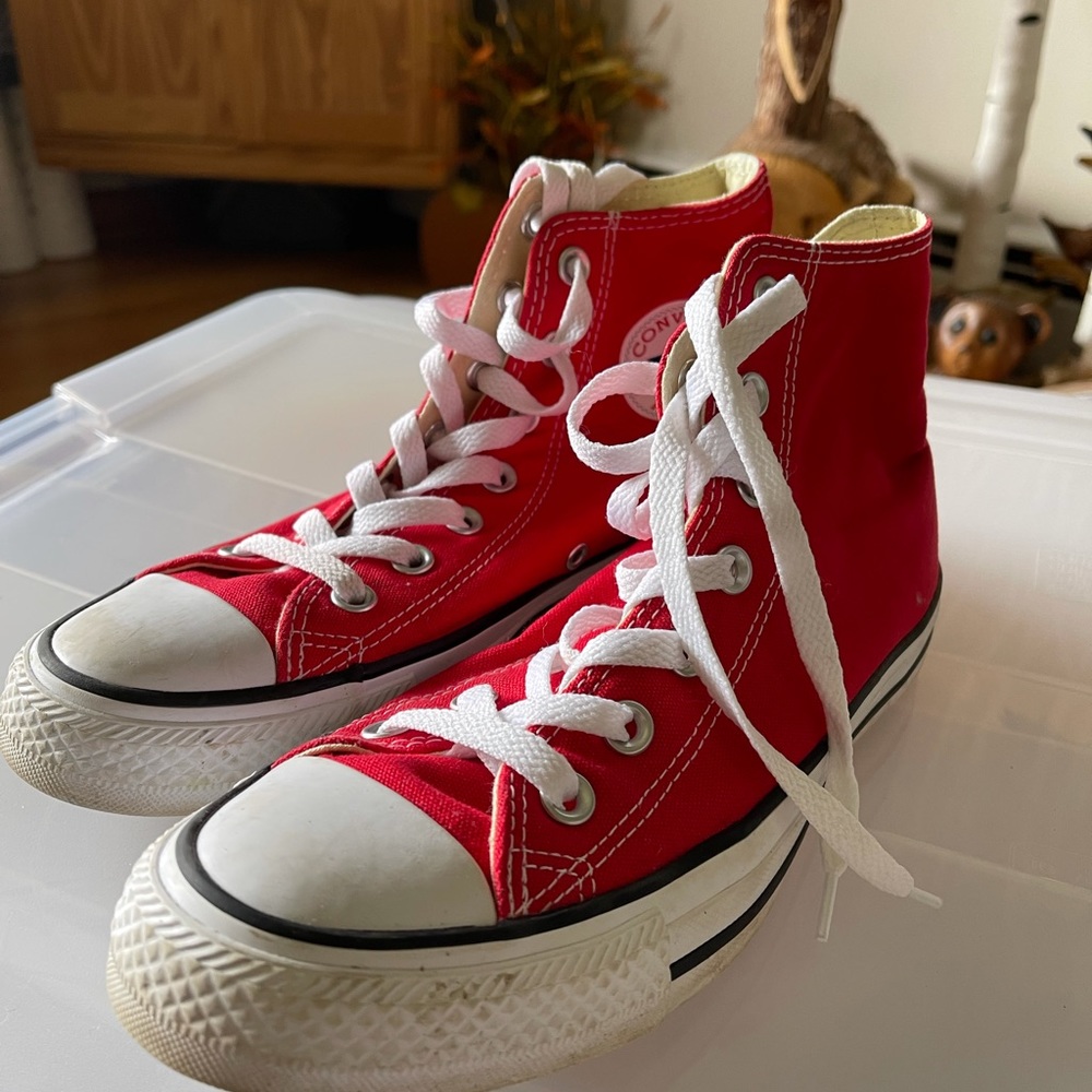 Red converse.